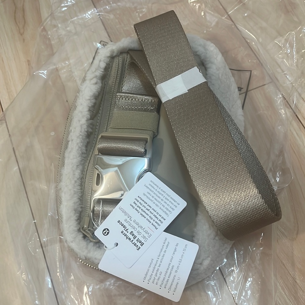 Lululemon everywhere belt bag fleece NWT light ivory - Picture 5 of 8